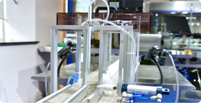 PLC kontrol sistemi ve doldurma işlemleri için çoklu doldurma nozolu içeren otomatik kimyasal sıvı doldurma makinesi